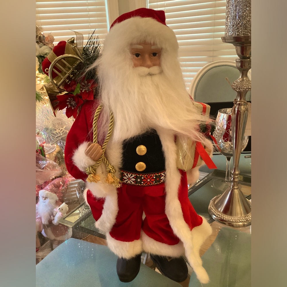 Beautiful realistic vintage Santa clause
In great shape